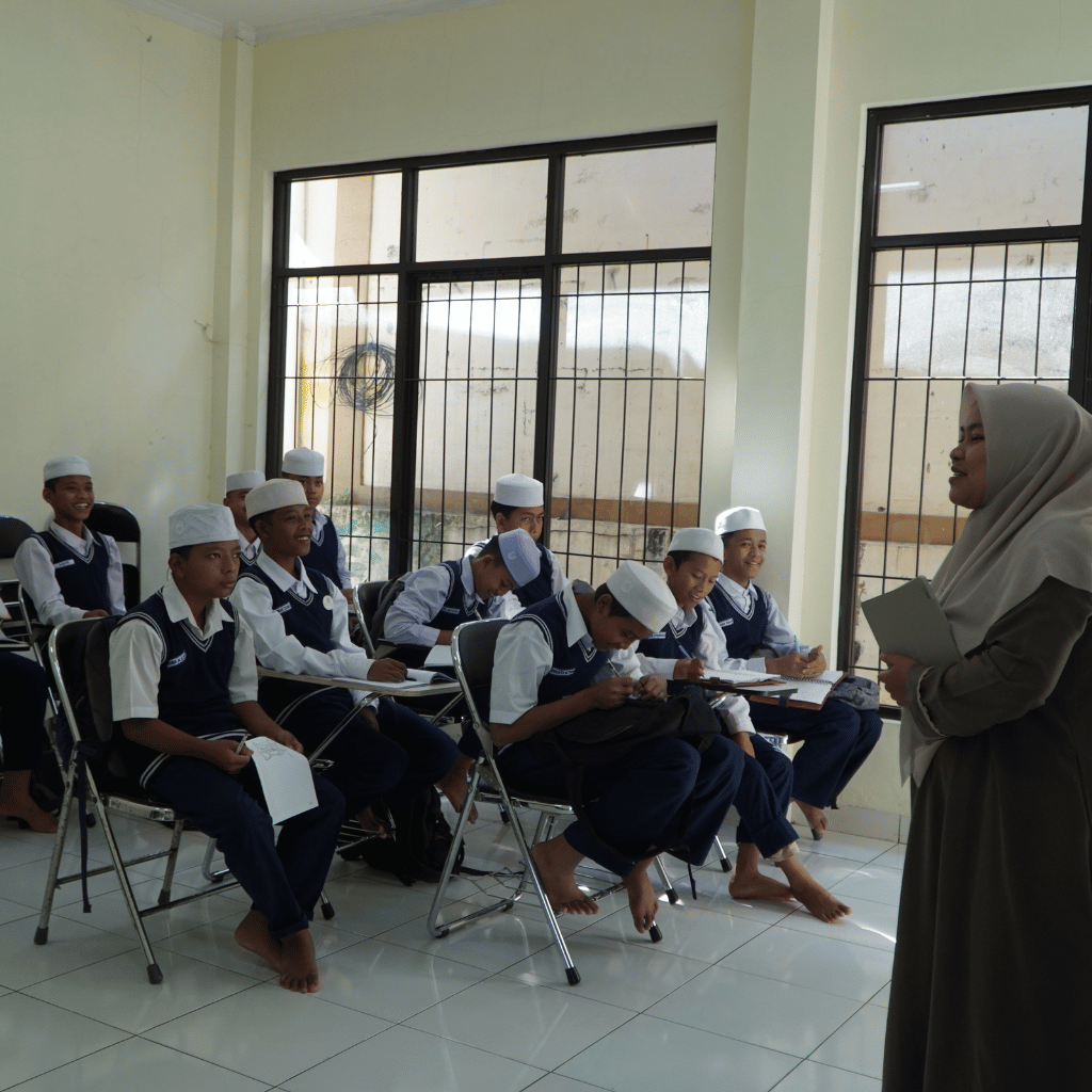 Suasana Di Kelas - Ustadzah Rima sedang mengajar Hadits