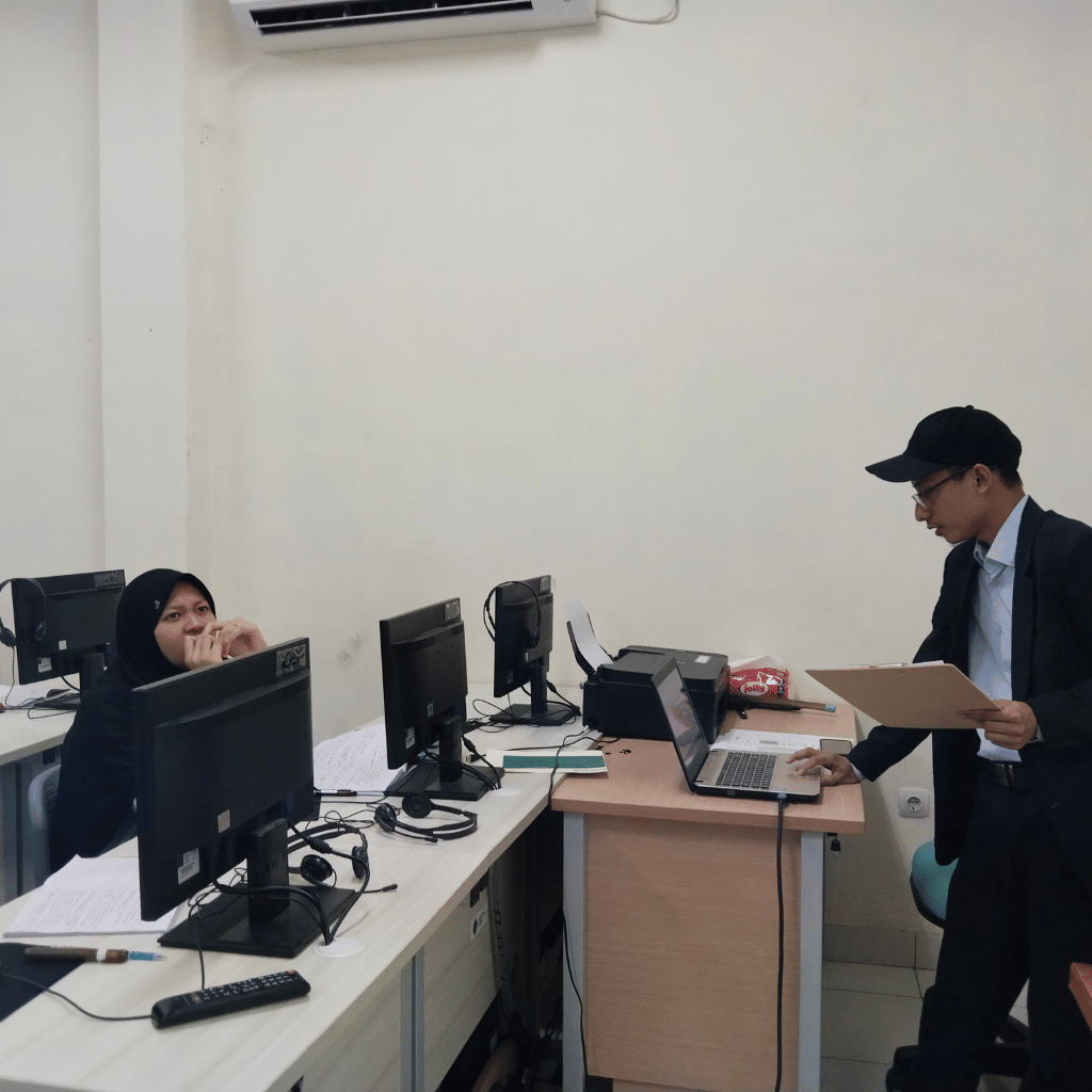 Santri Belajar di Kelas Multimedia